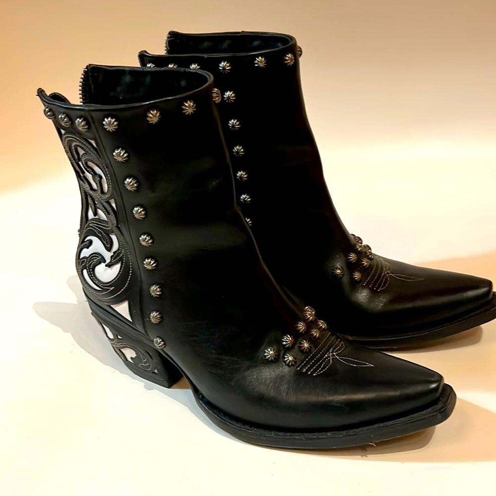 Ariat leather Cowgirl ankle boots, size 9 like brand new
